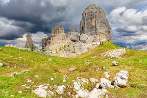 Die Cinque Torri-Berge in den Dolomiten im Frühling