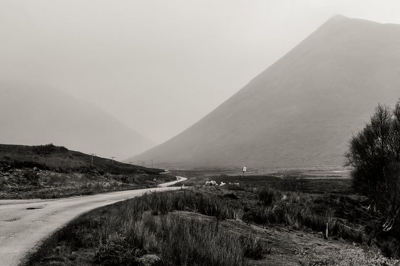 De berg Beinn na Cro in de mist,  Isle of Skye, Schotland van Paul van Putten