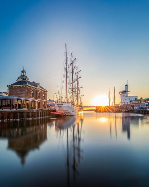 Port de Harlingen avec soleil couchant par Edwin Kooren