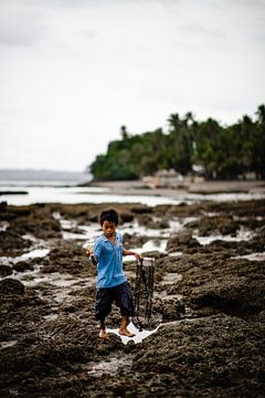 Kind in vissersdorpje in de Filipijnen