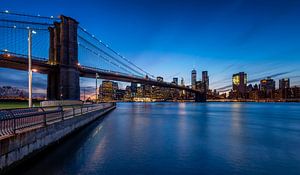 Skyline New York in de Avond (2016) van Mark De Rooij