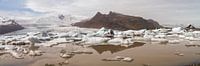Icelandic glacial lake in Fjállsarlón with icebergs, mountains and glaciers