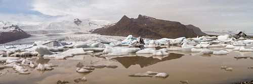 Isländischer Gletschersee in Fjállsarlón mit Eisbergen, Bergen und Gletscher
