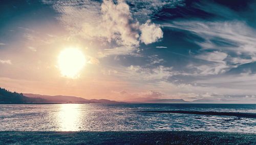 De kust van Inverness in Schotland. s Avonds bij zonsondergang in prachtige idylle en eenzaamheid.