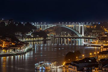 Porto in de nacht.. van Patrick Löbler