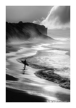 Eenzame surfer op het strand met surfplank in zwart-wit van Felix Brönnimann