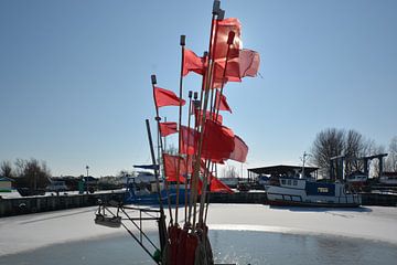rode vlaggen op de vissersboot, haven Thiessow van GH Foto & Artdesign