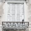 Duif op balkon in Venetië, Italië van Caroline Drijber