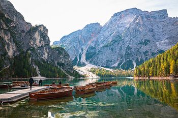 Idyllischer Anblick von Ruderbooten auf einem Bergsee