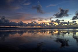 Himmel auf Erden – Sonnenuntergangsspiegelung am Double Six Beach von Roith Fotografie