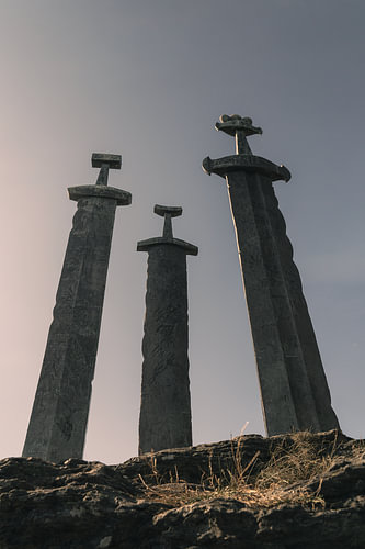 Historisches Wikinger-Denkmal – Stimmungsvoller Fotodruck der „Sverd i fjell“-Schwerter in Stavanger