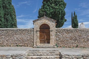 Altes Eingangstor auf einem provenzalischen Friedhof