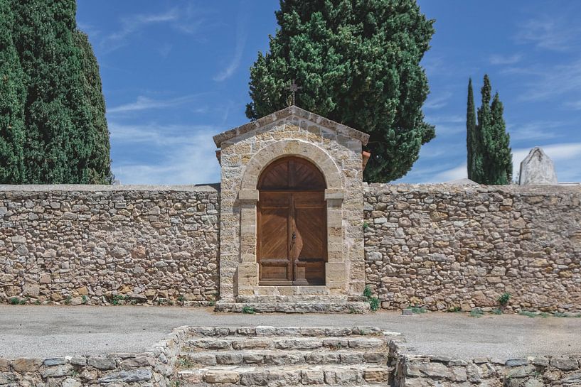 Ancienne porte d'entrée d'un cimetière provençal par Dixy Kracht