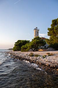 Landschaft mit Sonnenuntergang, Leuchtturm und Pinienwald. Vir, Dalmazien, Kroatien