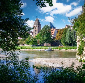 Uitzicht over de Donau naar de historische Metzgerturm in Ulm van ManfredFotos