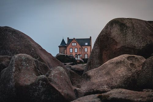 Huisje verstopt in de rotsen