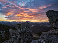 Dramatischer Himmel nach Sonnenuntergang in den Bergen