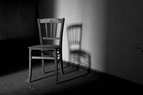 Schaduwspel Stoel in Vervallen Gebouw