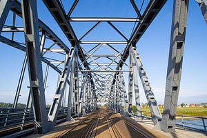 Eisenbahnbrücke Zutphen im laufenden Betrieb von Stefan Verkerk