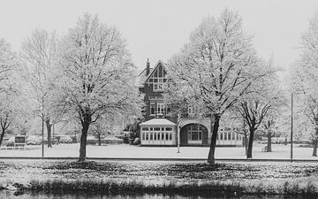 Hotel kleurt wit van de sneeuw