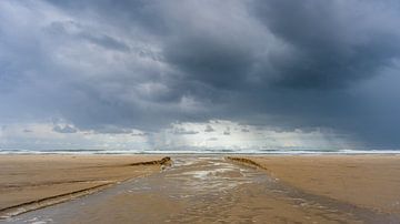 Ciel menaçant sur la plage de la mer du Nord sur Frank Smit Fotografie