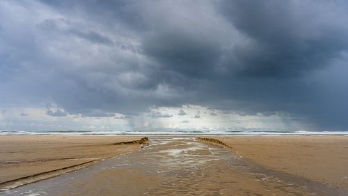 Dreigende lucht aan het Noordzeestrand