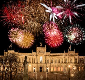 Maximilianeum in München bei Nacht mit Feuerwerk von ManfredFotos