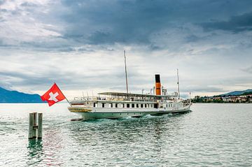 The steam ship La Suisse set sails from Montreux port (Switzerland), by the Leman lake. van Carlos Charlez