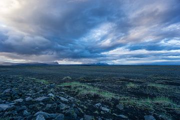 IJsland - Brandende hemel boven eindeloze zwarte lavavelden en bergen van adventure-photos