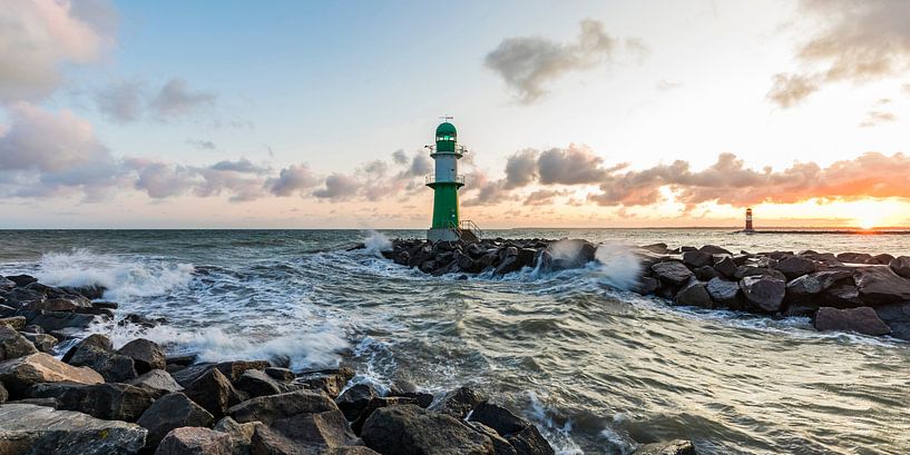 Feu de môle à Warnemünde au lever du soleil par Werner Dieterich