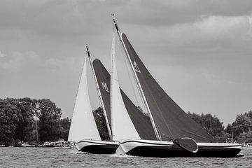 Twee witte skûtsjes aan de wind. van ThomasVaer Tom Coehoorn