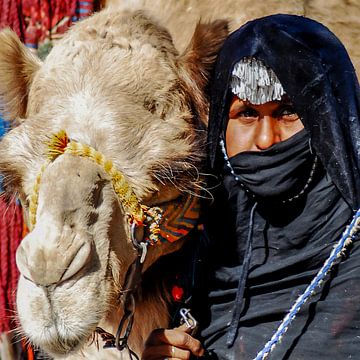 Femme avec un chameau en Égypte sur Dieter Walther