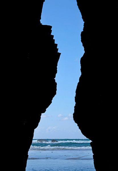 Blick von einer Felshöhle auf das Meer von Lensw0rld