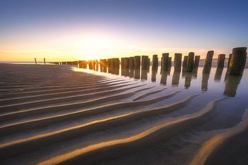 Heldere zonsondergang aan het Zeeuwse strand