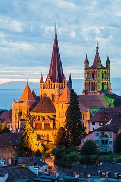 De Notre-Dame kathedraal in Lausanne 's avonds