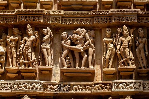 De tempelreliëfs van Khajuraho in Madhya Pradesh India