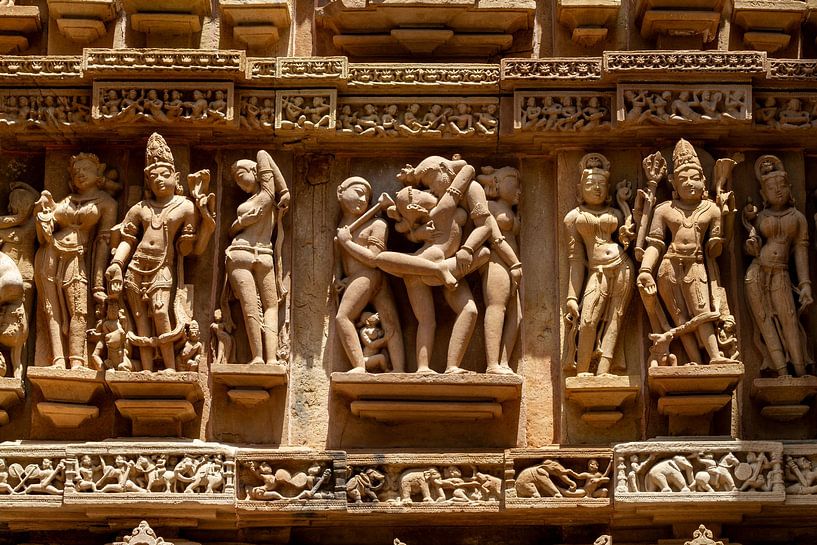 Die Tempel Reliefs von Khajuraho in Madhya Pradesh Indien von Roland Brack