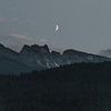 Paysage de montagne et croissant de lune sur Wendy Verlaan