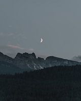 Berglandschap en halve maan