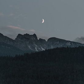 Berglandschaft und Mondsichel von Wendy Verlaan