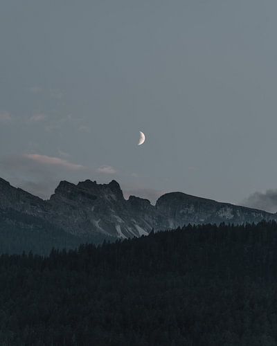 Paysage de montagne et croissant de lune sur Wendy Verlaan