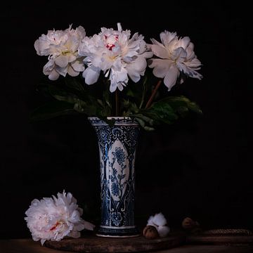 Stillleben delfterblaue Vase mit Pfingstrosen von Carina Meijer ÇaVa Fotografie