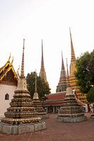 Groep van vijf stoepa's bij Phra Chedi Rai in Wat Pho