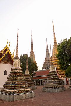 Groupe de cinq stupas à Phra Chedi Rai au Wat Pho sur kall3bu