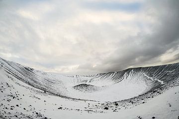 Zwart en wit op de rand van een reus – Hverfjall, IJsland van Gerry van Roosmalen