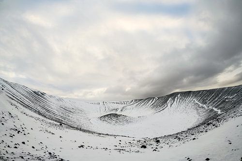 Zwart en wit op de rand van een reus – Hverfjall, IJsland