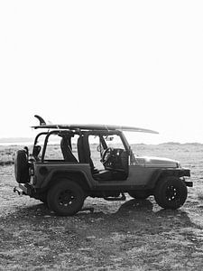 Coole Californische surfauto met surfplank van Dagmar Pels