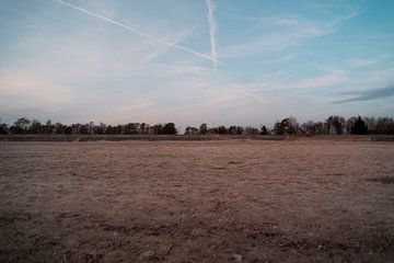 Prachtige zonsondergang met weerspiegeling op het zand van Jolien Kramer