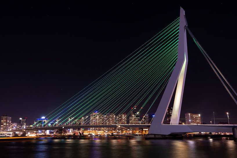 Erasmusbrug in Rotterdam by night van Mylène Amoureus