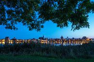 Vue sur la rivière Warnow jusqu'à la ville hanséatique de Rostock à l'heure bleue par Rico Ködder Aperçu